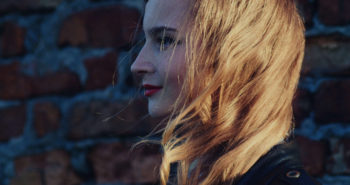 mujer retocada cola-cejas